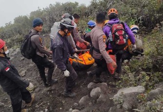 Tim SAR Gabungan saat evakuasi Korban di Lereng Marapi