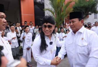 Menteri Pertahanan RI Prabowo Subianto saat disebut Gus Miftah, Pimpinan Pondok Pesantren Ora Aji Sleman, Yogyakarta, Jum'at (8/9/2023).