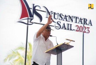 Menteri Basuki saat sambut Para Pelayar Peserta Nusantara Sail 2023 di Jembatan Pulau Balang, IKN