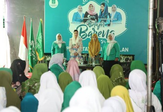 Novita Hardini, Ketua Tim Penggerak PKK Kabupaten Trenggalek, saat menjadi Narasumber dalam acara "Belajar Bareng" bersama pengurus PAC Fatayat NU di Ponpes Bumi Hidayah At Taqwa Kedunglurah Pogalan, Senin (19/6/2023).