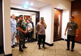 Panglima TNI Laksamana TNI Yudo Margono, S.E., M.M., didampingi Kapolri Jenderal Polisi Listyo Sigit Prabowo, M.Si., saat meninjau venue utama Konferensi Tingkat Tinggi (KTT) Archipelagic Island States Forum 2023