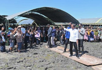 Presiden Joko Widodo saat Serahkan Sertifikat HGB Tanah Wonorejo di Oro-oro Kesongo 