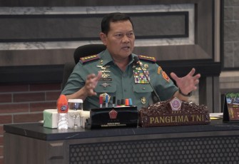 Panglima TNI Laksamana TNI Yudo Margono, S.E., M.M., disela-sela menerima paparan dari Dankodiklat TNI Letjen TNI Eko Margiono, M.A mengenai latihan bersama Super Garuda Shield  Tahun 2023, yang bertempat di Mabes TNI, Jakarta Timur, Senin  (21/8/2023).