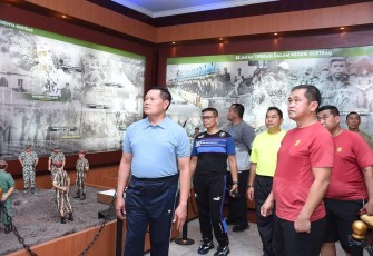 Panglima TNI mengunjungi museum Dharma Bhakti Kostrad untuk melihat sejarah dahulu kostrad di dampingi langsung oleh Pangkostrad.