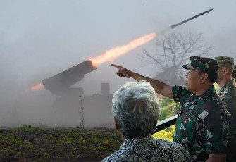Panglima TNI Laksamana TNI Yudo Margono didampingi oleh seluruh Kepala Staf Angkatan hadir menyaksikan secara langsung aksi memukau pasukan multi nasional dalam sesi latihan puncak Serbuan Amfibi dari menara tinjau.