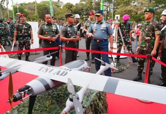 Panglima TNI Laksamana TNI Yudo Margono, S.E., M.M., saat mengecek rangkaian kegiatan pameran Alutsista, di Lapangan Silang Monas, Jakarta Pusat, Selasa (26/9/2023).