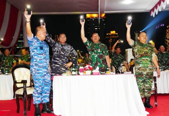 Panglima TNI Laksamana TNI Yudo Margono, didampingi Kasad, Kasal dan Wakasau, saat menghadiri acara Panggung hiburan HUT ke-78 TNI di Silang Monas, Jakarta Pusat, Kamis (5/10/2023).