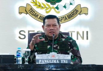 anglima TNI Laksamana TNI Yudo Margono S.E., M.M. saat mendengar paparan KUKM oleh Pangkogabwilhan II Marsdya TNI Andyawan  Martono P. S.I.P. selaku Panglima Komando Tugas Gabungan (Pangkogasgab) II dalam Latgab TNI 2023 di Ruang Pusat Olah Yudha Sesko TNI, Jl. R.A.A. Marta Negara No.3 Bandung, Jawa Barat, Senin (24/7/2023).