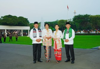 Panglima TNI Laksamana TNI Yudo Margono, S.E., M.M. bersama Ketua Umum Dharma Pertiwi Ny. Vero Yudo Margono saat turut memeriahkan acara “Istana Berkebaya” menyambut HUT Ke-78 Kemerdekaan RI di depan Istana Negara Jl. Medan Merdeka Utara, Jakarta Pusat, Minggu (6/8/2023).