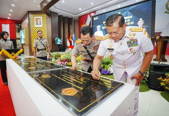 Panglima TNI dan Kapolri saat penandatanganan prasasti