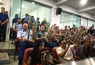 Panglima TNI Laksamana TNI Yudo Margono, S.E., M.M., saat berpartisipasi menyukseskan pemecahan rekor dunia atau Guinness World of Records (GWR) Angklung.