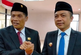 Ketua DPRD Kabupaten Blitar Suwito (kiri) bersama Wakil Bupati Blitar Rahmat Santoso (kanan). (Foto : dok. Faisal NR / Klikwarta.com)