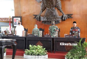 Bupati Blitar Rini Syarifah Didampingi Forkopimda Saat Hadiri Pelantikan Panitia Satgas Yuridis dan Satgas Fisik Kabupaten Blitar Tahun 2023. (Foto : Faisal NR/Klikwarta.com)