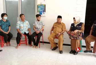 Walikota Blitar Santoso Didampingi Kadinsos Menjenguk dan Memberikan Bantuan kepada Albertino (korban tertimpa dahan pohon yang patah karena angin kencang). (Foto: Faisal NR / Klikwarta.com)