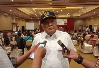Anggota Komisi 4 DPR RI Jawa Timur 6 Endro Hermono Dikonfirmasi Awak Media Seusai Hadiri Bimtek Budidaya Ikan Koi Blitar (Foto : Faisal NR / Klikwarta.com)