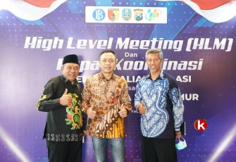 Wakil Bupati Blitar Rahmat Santoso (tengah) Didampingi Kepala Dinas Peternakan dan Perikanan Kabupaten Blitar Toha (kanan) dan Kepala Dinas Pertanian dan Pangan Kabupaten Blitar Wawan Saat Menghadiri High Level Meeting dan Rakor Pengendalian Inflasi bersama Forkopimda Jawa Timur di Surabaya, Senin (20/2/2023). (Foto: Faisal NR / Klikwarta.com)