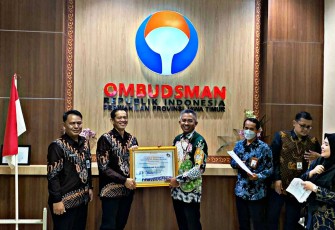 Sekretaris Daerah Kota Blitar Priyo Suhartono Wakili Pemkot Blitar Terima Penghargaan dari Ombudsman RI