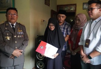 Walikota Blitar Santoso bersama Kepala BPJS Ketenagakerjaan Cabang Blitar Hendra E. Serahkan Santunan Kematian ke Ahli Waris Ketua Bawaslu Kota Blitar Alm. Bambang Arintoko.