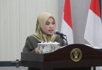 Juru Bicara Fraksi GPN DPRD Kabupaten Blitar Ratna Dewi Nirwana Sari saat Bacakan Pandangan Umum Fraksinya perihal Raperda pendirian BPR HAS oleh Bupati Blitar Rini Syarifah 