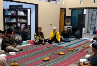 Situasi Reses Anggota DPRD Kota Blitar fraksi Golkar M. Hardita Magdi (pakai batik hitam kuning) bersama Konstituennya