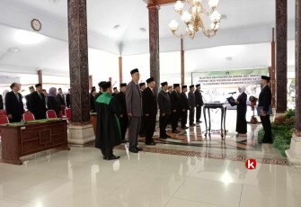 Bupati Blitar Rini Syarifah Lantik Pejabat Eselon Dua di Lingkungan Pemerintah Kabupaten Blitar, Jumat 28 April 2023. (Foto : Faisal NR / Klikwarta.com)