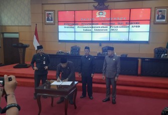 Walikota Blitar Santoso Tandatangani Dokumen Penjelasan Walikota Blitar atas Pertanggungjawaban Pelaksanaan APBD Tahun 2022