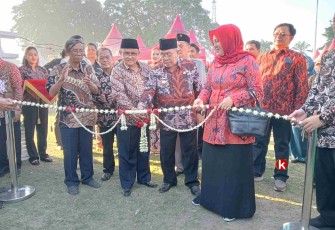 Walikota Blitar Santoso Gunting Tali Bunga Sebagai Tanda Dibukanya Pasar Rakyat Koperasi dan UMKM dalam rangka Memperingati Hari Koperasi Indonesia ke-76. (Foto : Faisal NR / Klikwarta.com)