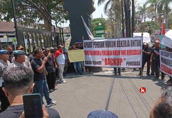 LSM GPI Saat Unjuk Rasa di Depan Kantor Pemkab Blitar yang Lama, di Jalan S. Supriyadi Kota Blitar, Rabu 18 Oktober 2023.