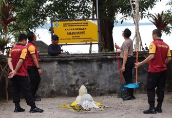 Polres Bintan saat Bakti Sosial di Situs Sejarah
