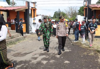 Kapolres Ngada AKBP Padmo Arianto, S.I.K., memimpin langsung Pengamanan kegiatan pembukaan pertandingan sepak bola liga pelajar Soeratin Cup U-17 tingkat provinsi NTT di Kab. Ngada