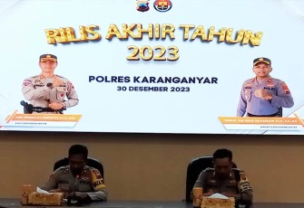 Wakapolres Kompol M. Rikha Zulkarnain (kiri) memimpin kegiatan Rilis Akhir Tahun 2023 Polres Karanganyar, Sabtu (30/12/2023), di Aula Wira Pratama I Mapolres setempat.