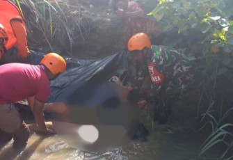 Tim SAR saat berhasil menemukan Santriwati Distra Novia (12) di Sungai Desa Bandar Tarutung, Kecamatan Angkola Sangkunur, Tapanuli Selatan (Tapsel) pada pukul 16.00 WIB, Minggu (05/03/2023).