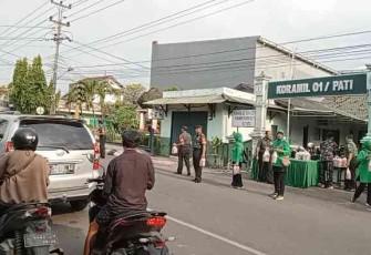 Pembagian takjil didepan Koramil 0718-01/Pati