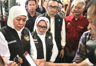 Kartu E-Retribusi Bank Jatim saat diserahkan oleh Direktur IT & Digital Bank Jatim Zulhelfi Abidin kepada Bupati Jombang Hj. Mundjidah Wahab dan disaksikan Gubernur Jawa Timur Hj. Khofifah Indar Parawansa yang sekaligus meresmikan Pasar Perak sebagai Pasar Smart Economy, Minggu (5/3/2023).