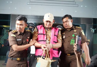 Tersangka AP saat dibawa ke tahanan