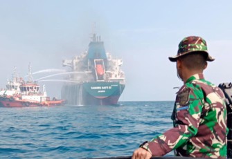 TNI AL dan Tim SAR Gabungan saat Gerak Cepat Atasi Kebakaran MV. Samudera Sakti III  