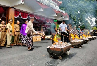 Forkopimda Kabupaten Trenggalek, Satpol PP bersama Kantor Pelayanan dan Pengawasan Bea Cukai Tipe Madya Pabean C Blitar, saat pemusnahan barang bukti Barang Kena Cukai di halaman Pendapa Manggala Praja Nugraha, Selasa (5/12/2023).