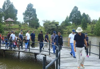 owner Taman Safari Indonesia bersama dengan Parna Raya Group melakukan survey lahan dan lokasi di Samosir, Sabtu (18/2) kemarin. 