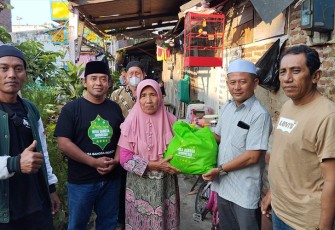 Tim Filantropi NBI saat Bagikan Paket Sembako di Sukomanunggal