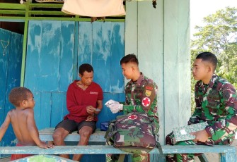 Satgas Yonif 143/TWEJ saat Lakukan Pengobatan Keliling di Pedalaman Papua