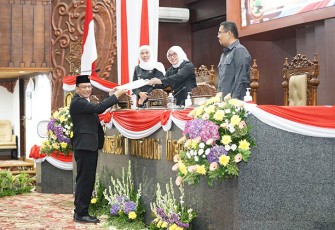 Juru Bicara Fraksi PDI-P DPRD JATIM, Daniel Rohi menjelaskan, dalam penyampaian jawaban fraksi atas Rancangan Peraturan Daerah Provinsi Jawa Timur tentang Pelindungan dan Pemberdayaan Koperasi dan Usaha Mikro, Kecil, dan Menengah, Rabu 15 November 2023.