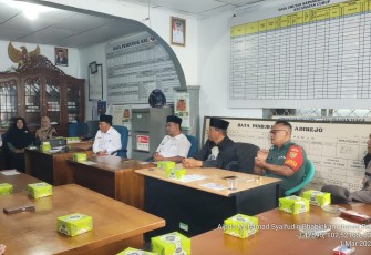 Tingkatkan Sinergi, Bhabinkamtibmas Hadiri Pisah Sambut Lurah Adirejo