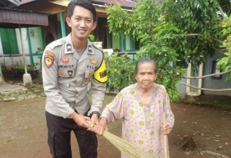 Polisi Humanis Bagikan 1000 Sapu Lidi Kepada Warga Kecamatan Kerkap