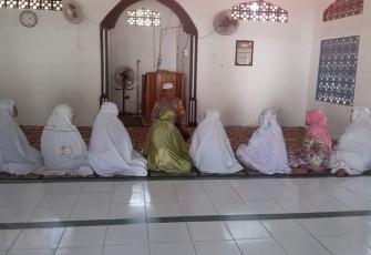 Bhabinkamtibmas Mengajar Tata Cara Salat di Masjid Al-Iqra  Enggano