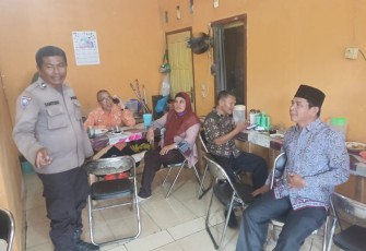 Sambang, Bhabinkamtibmas Polsek Teluk Segara Ajak Warga Aktifkan Kembali Pos Kamling