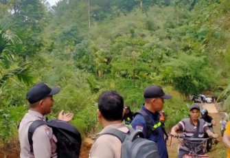 Polsek Kerkap Berikan Pengamanan Giat Adopsi Hutan Desa Lemo Nakai