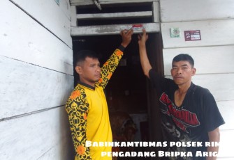 Sambang Warga, Bhabinkamtibmas Polsek Rimbo Pengadang Pasang Stiker dan Sampaikan Imbauan Kamtibmas