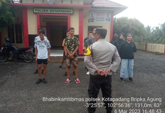 Bhabinkamtibmas Saat Gelar Pembinaan Fisik Dengan Remaja