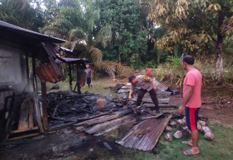 Personel Polsek Giri Mulya Saat Bantu Padamkan Rumah Warga Yang Kebakaran