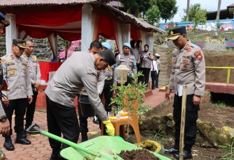 Peduli Lingkungan, Kapolda Bengkulu Tanam Pohon dan Tebar Benih Ikan di Polres Kepahiang
